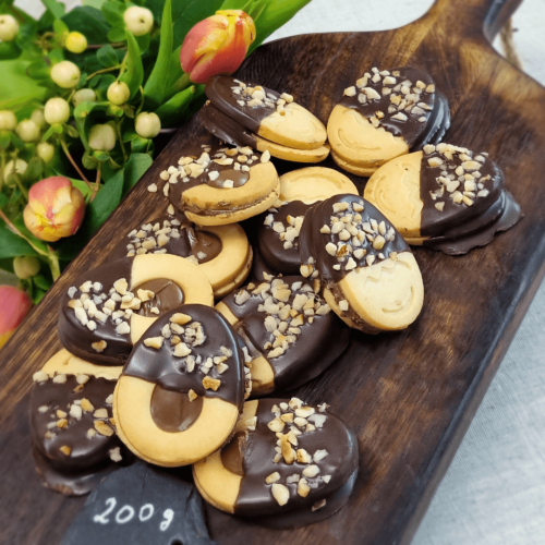 Osterkekse mit Haslnusscremefüllung